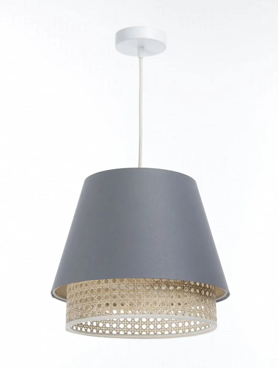 Suspension luminaire bleu gris gris avec bordure en rotin tressé et fixation plafond blanche