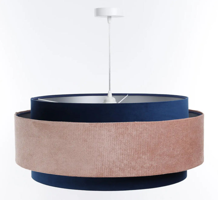 Suspension luminaire doblo classic avec abat-jour bleu marine en velours et bande extérieure cuivre texturée rose pâle
