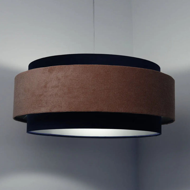 Suspension luminaire doblo classic avec abat-jour cylindrique bleu marine et bande tissée rose pâle en velours noir