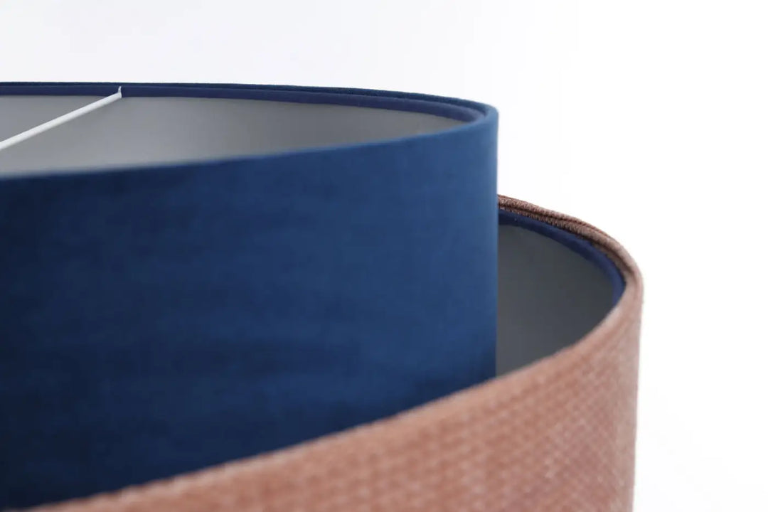 Suspension luminaire doblo classic avec abat-jour bleu marine en velours et base en tissu rose pâle texturé terreuse
