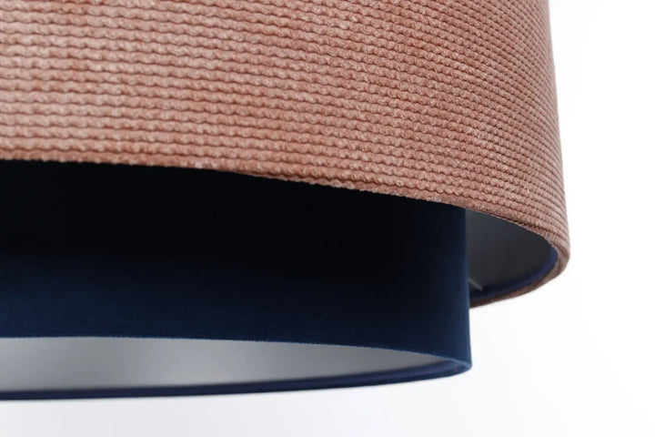 Suspension luminaire doblo classic avec abat-jour en tissu rose pâle texturé et intérieur en velours bleu marine