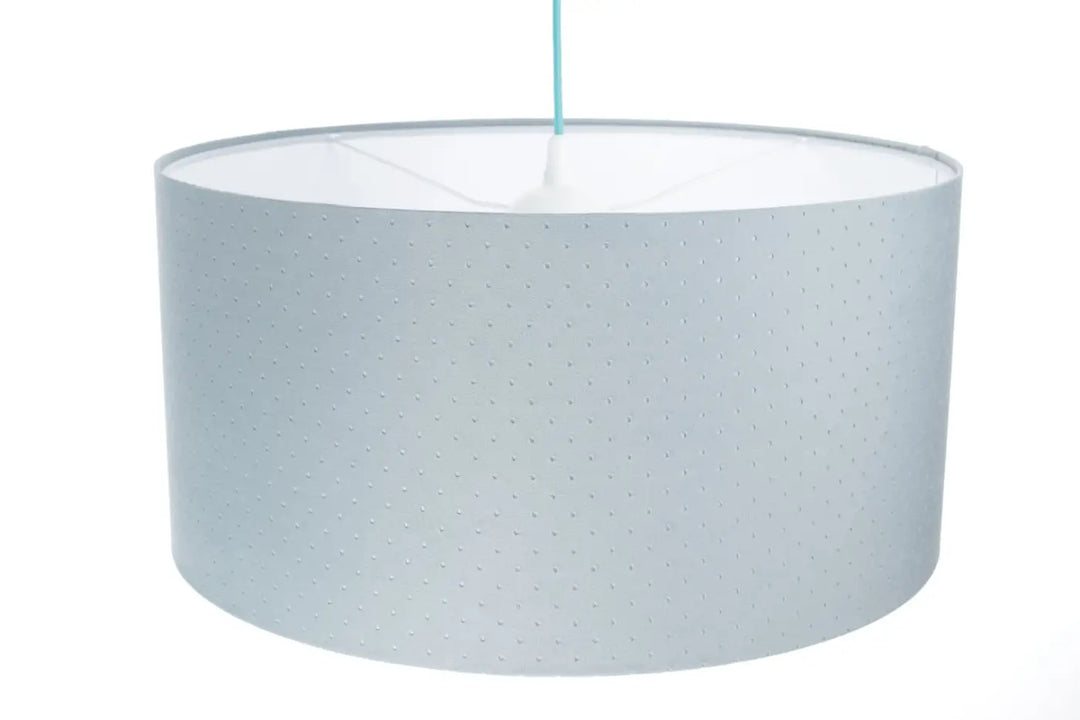 Suspension luminaire classique jasmin bleu pastel avec un abat-jour cylindrique à texture ponctuée et intérieur blanc