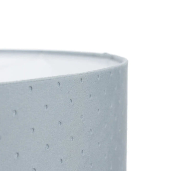 Suspension luminaire classic jasmin bleu pastel avec abat-jour cylindrique gris clair à surface texturée et indentations circulaires
