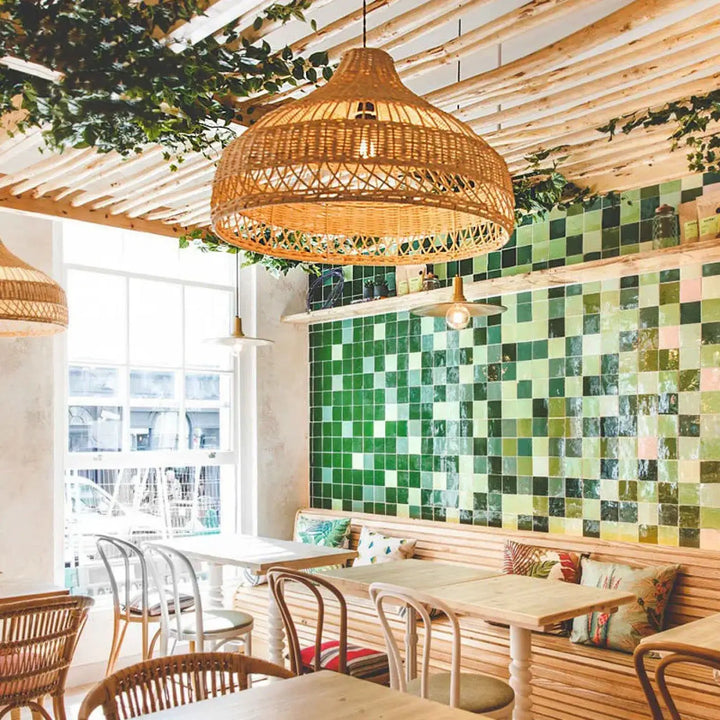 Grande suspension luminaire bohème en rotin tressé avec une douce lumière ambre chaleureuse