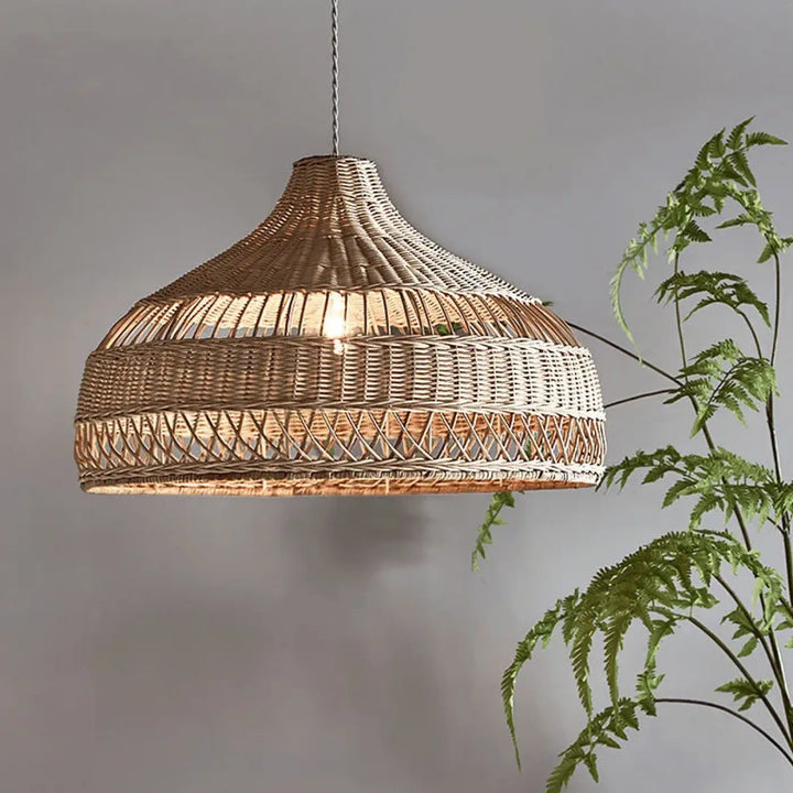 Suspension luminaire tresso en rotin naturel tresse avec motif texturé chaleureux et tons brun doré subtils luminaire bohème