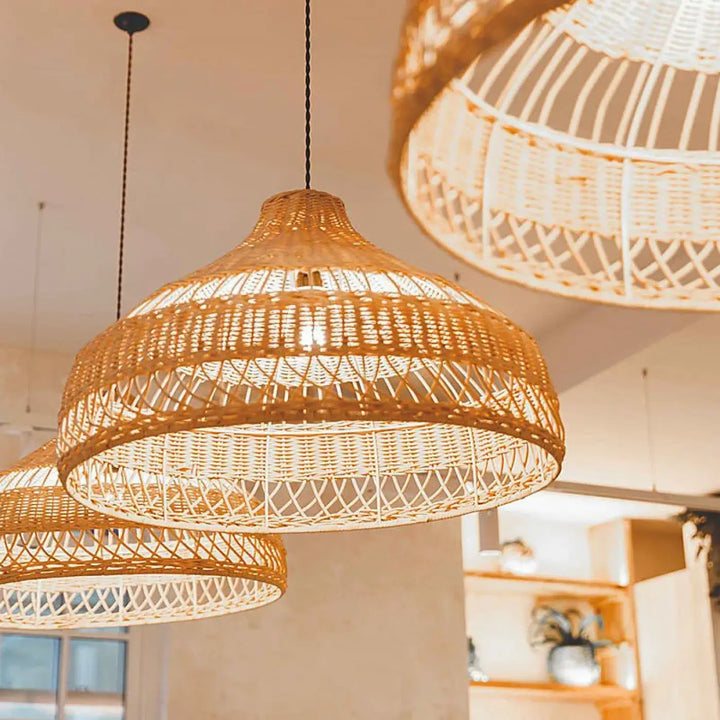 Suspension luminaire tresso en rotin naturel tressé avec motif géométrique et teinte brun doré chaleureux luminaire bohème