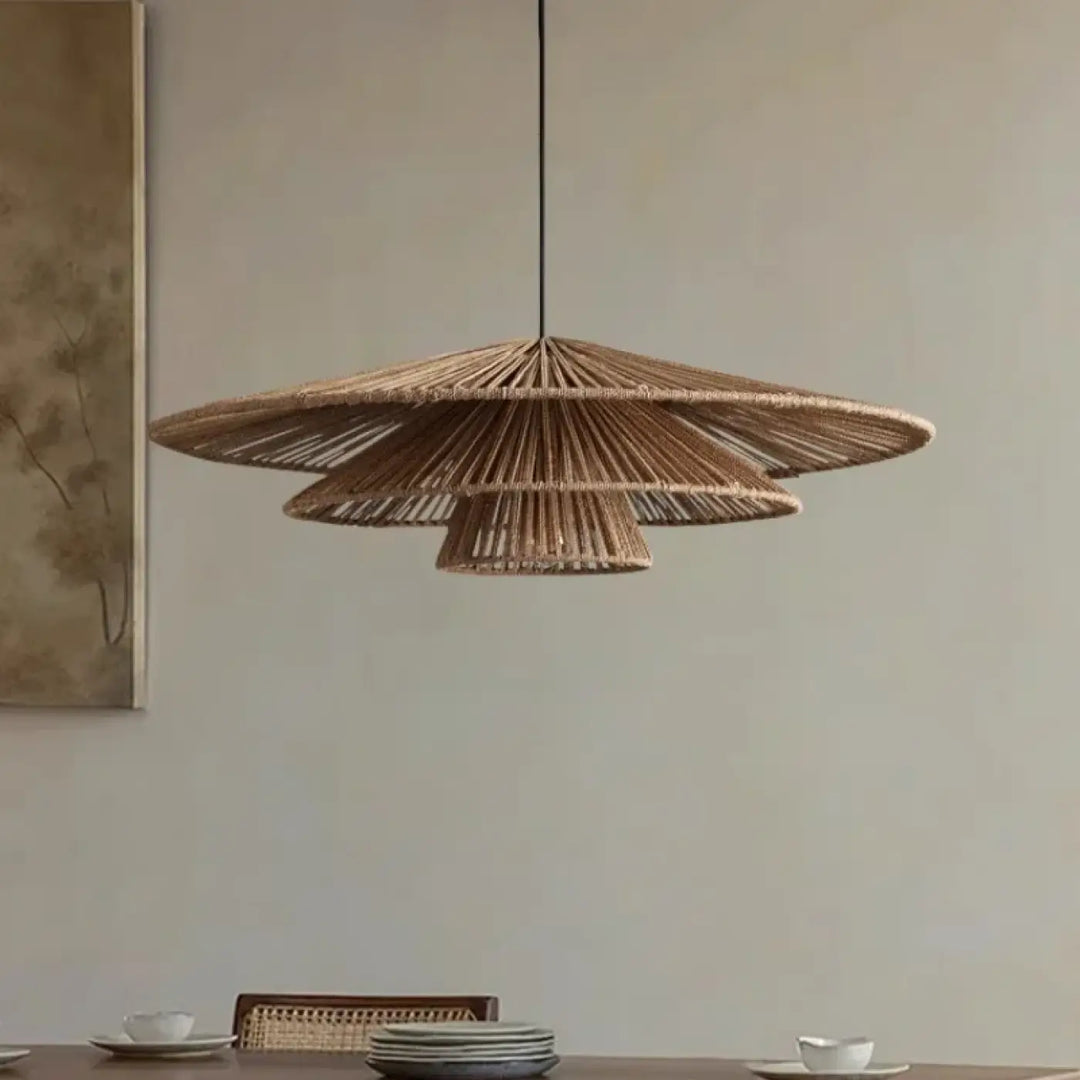Suspension luminaire bohème en rotin tressé forme éventail chic