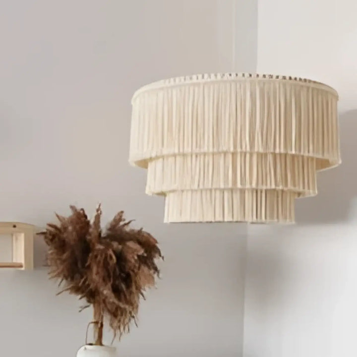 Suspension luminaire hasley crème en macramé à étages en matières naturelles pour une ambiance bohème élégante