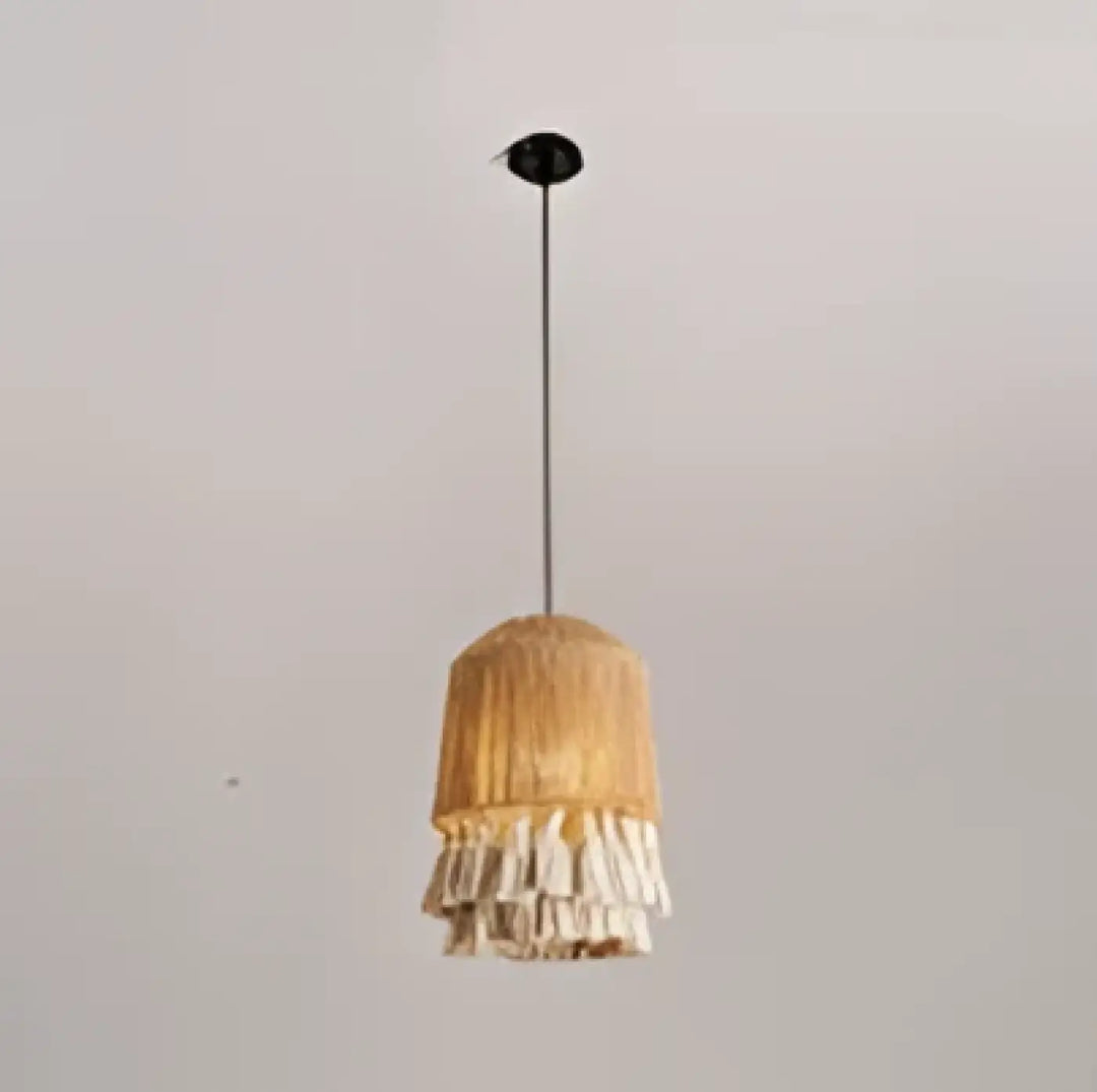 Suspension luminaire bohème calista en bois naturel avec corps rustique tissé main et pampilles blanches suspendues