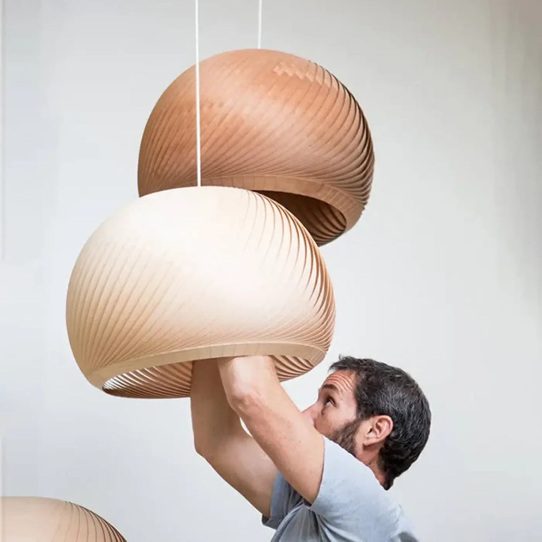 Suspension luminaire en bois clair pour ambiance cosy et naturel