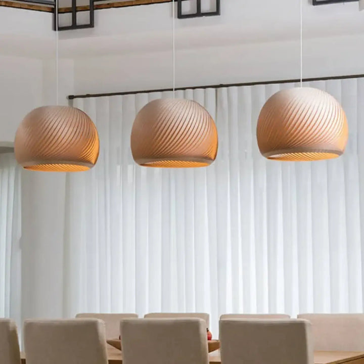 Suspension luminaire en bois clair pour ambiance cosy et naturel