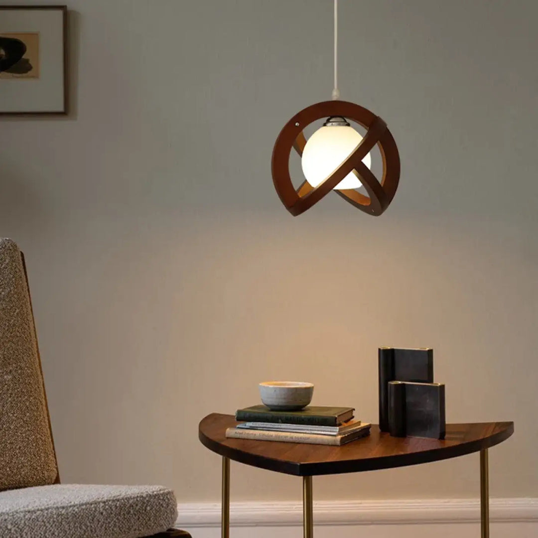 Suspension luminaire noelia en bois chaleureux avec ampoule sphérique en verre dépoli et design inspirée de tressage artisanal