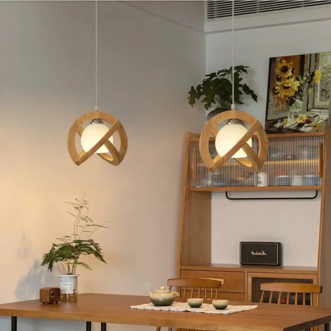 Suspension luminaire noelia avec tressage artisanal en bois clair et globe en verre dépoli design inspirée minimaliste