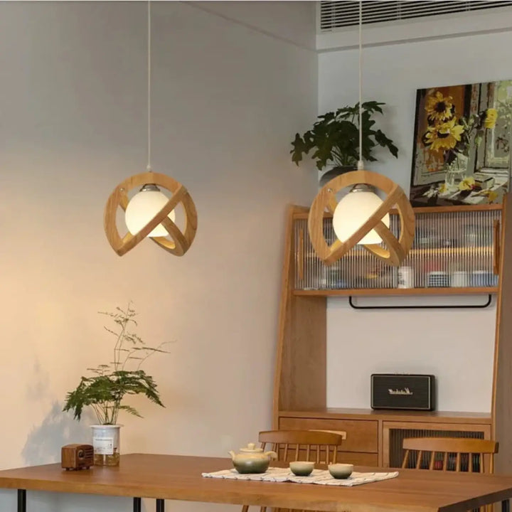 Suspension luminaire noelia avec tressage artisanal en bois clair et globe en verre dépoli design inspirée minimaliste