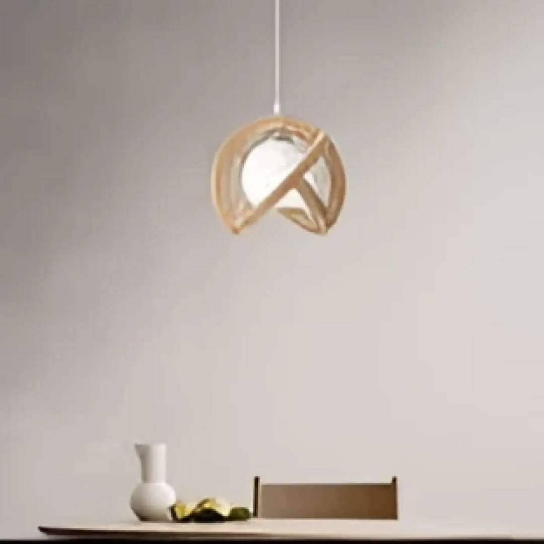 Suspension luminaire noelia avec finition dorée chaude et design inspirée de tressage artisanal géométrique minimaliste