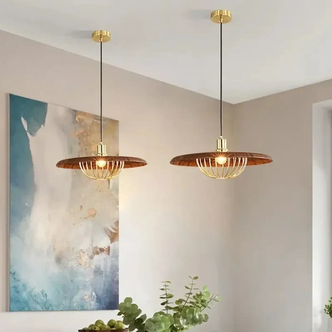 Suspension luminaire en bois et métal doré avec abat-jour rond chic