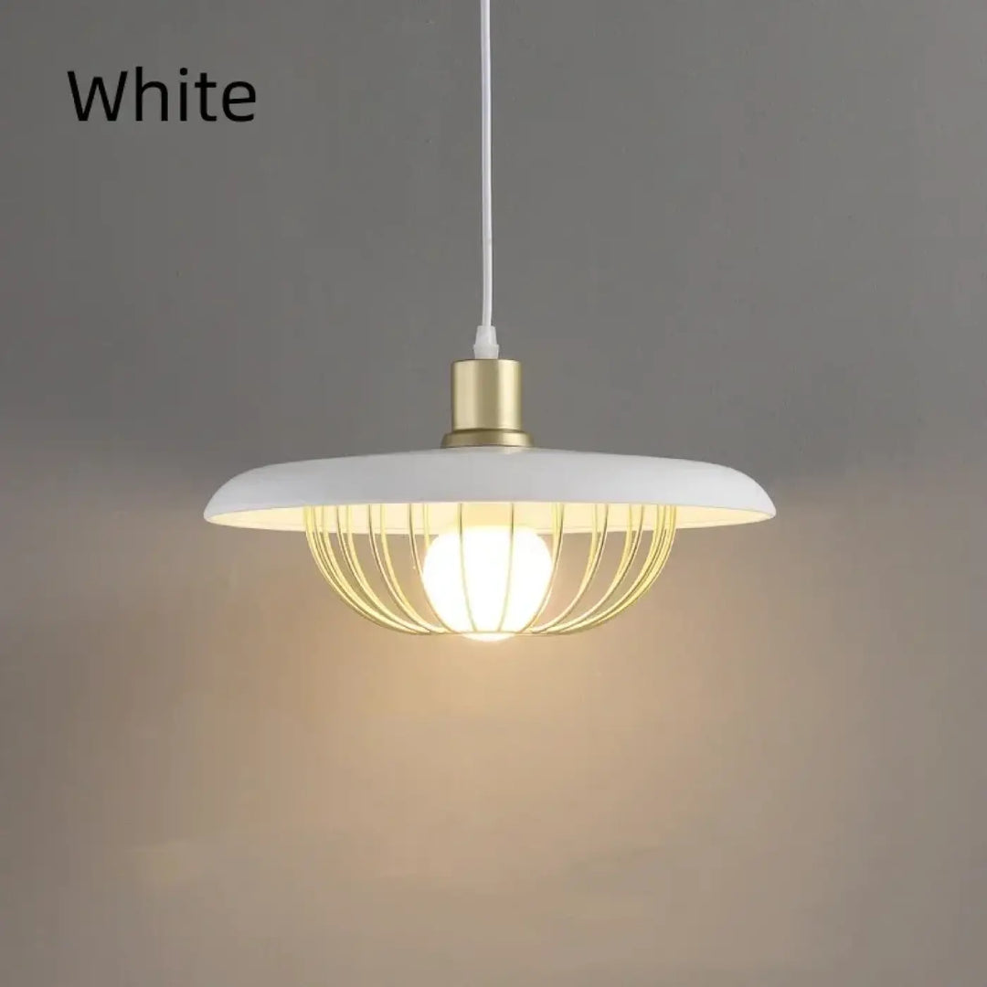Suspension luminaire en bois et métal doré avec abat-jour rond chic