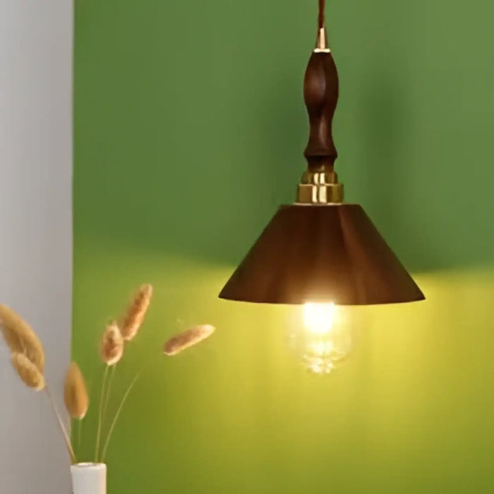 Suspension luminaire juliana en bois naturel foncé avec accents en laiton et ampoule chaude idéale pour salle à manger