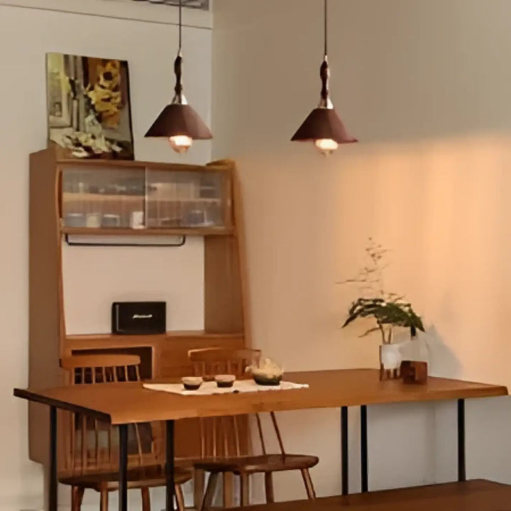 Suspension luminaire juliana avec bois naturel chaud et design minimaliste au-dessus d’une table de salle à manger