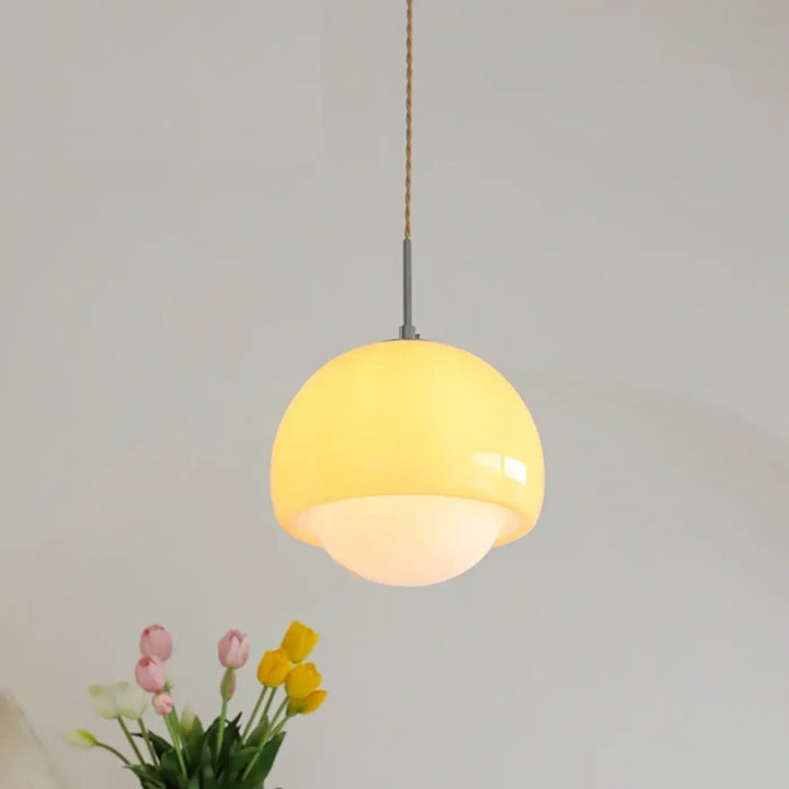 Suspension luminaire orana en forme de boule minimaliste jaune chaud avec lumière douce et finition mate dégradée