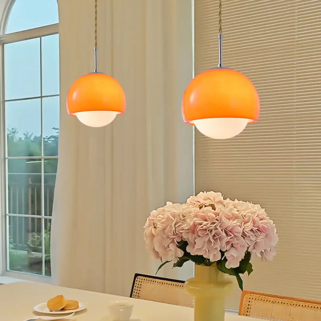 Suspension luminaire orana avec deux luminaires orange en forme de dôme et bases en verre dépoli pour lumière douce