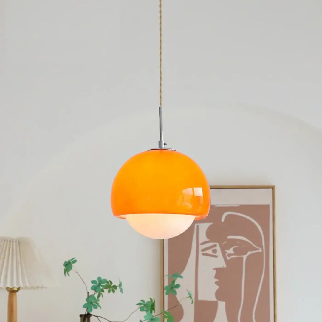 Suspension luminaire orana en verre orange vibrant avec tige en chrome et corde tressée offrant une lumière douce boule minimaliste