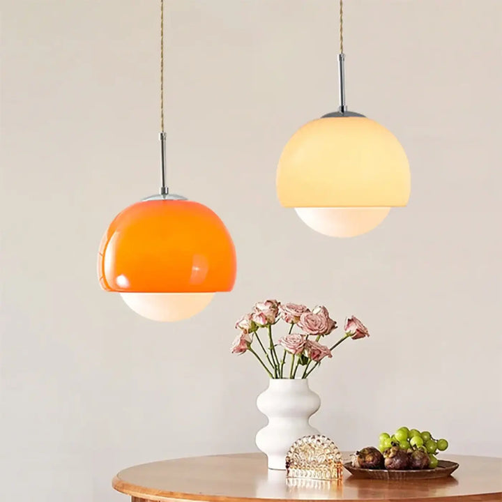 Suspension luminaire orana avec boules minimalistes orange vif et jaune doux en métal pour une lumière douce