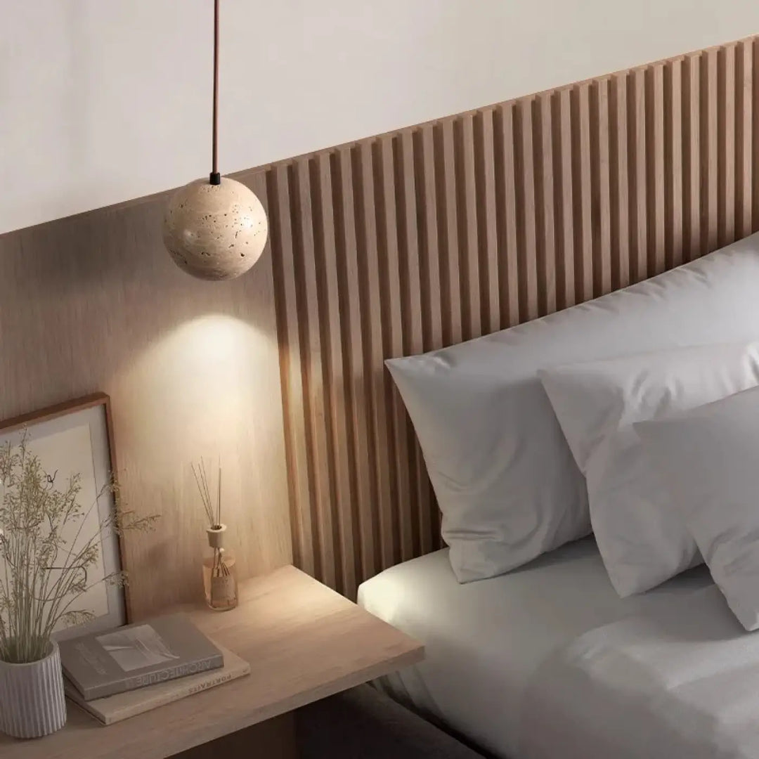Suspension luminaire boule en pierre beige au style minimaliste