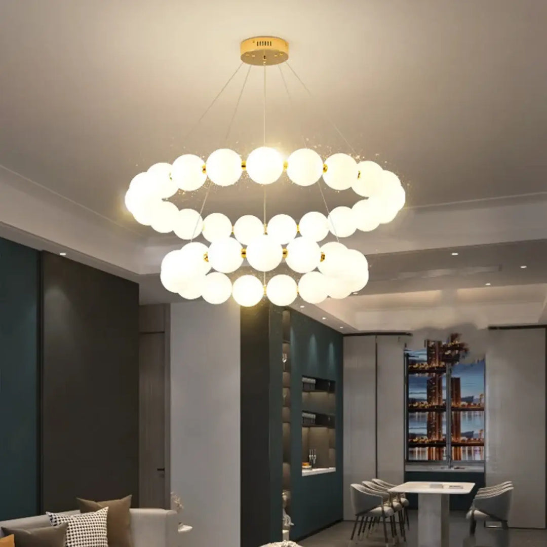 Suspension Luminaire Avec Des Boules Blanches Sur Deux Anneaux
