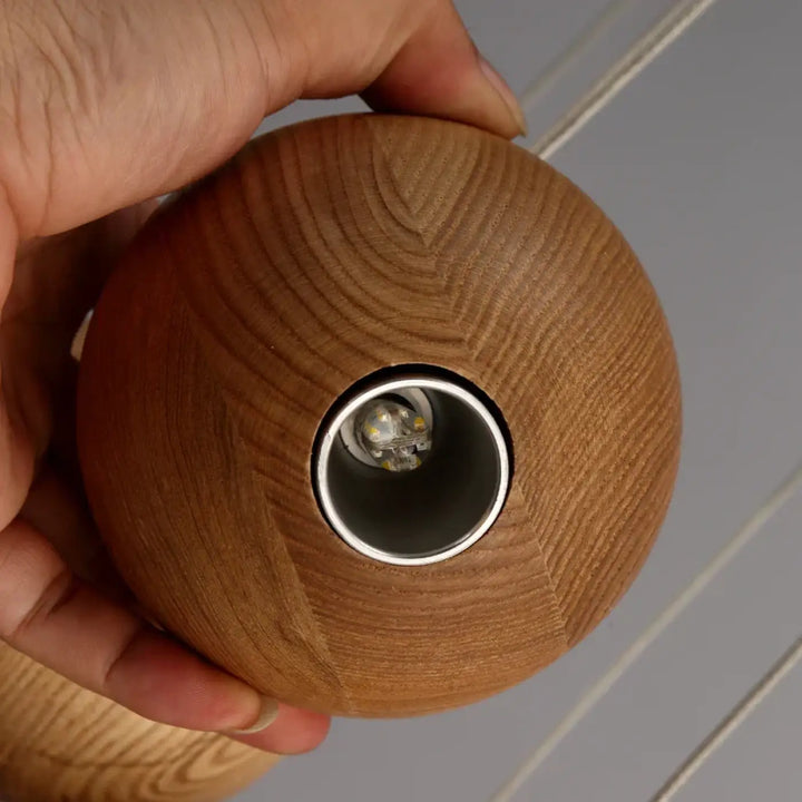 Suspension luminaire boules en bois marron au design naturel