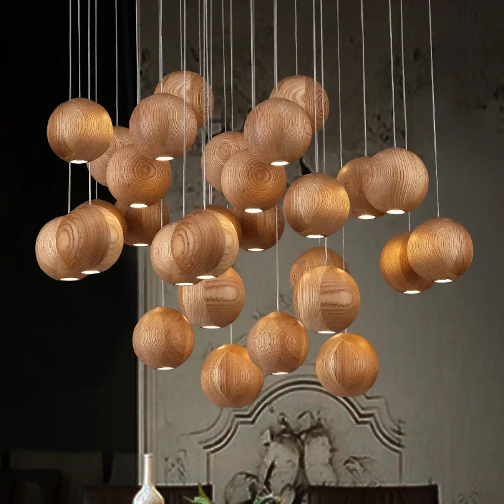 Suspension luminaire boules en bois marron au design naturel