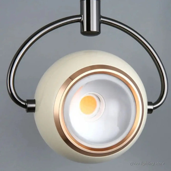 Suspension luminaire orion avec spot led sphérique crème cadre chrome poli et anneau doré design luminaire boules