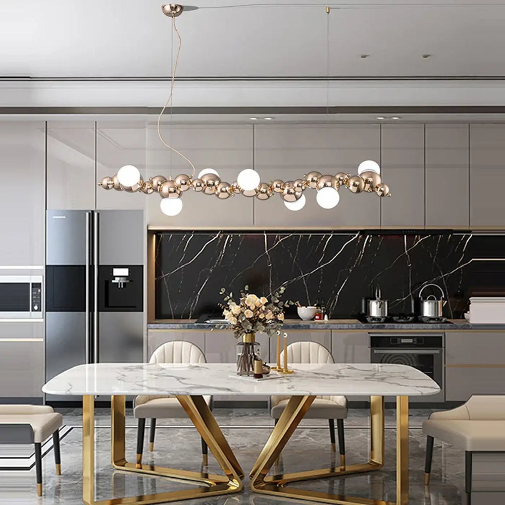 Suspension Luminaire Avec Des Boules Dorées Et Blanches À LED