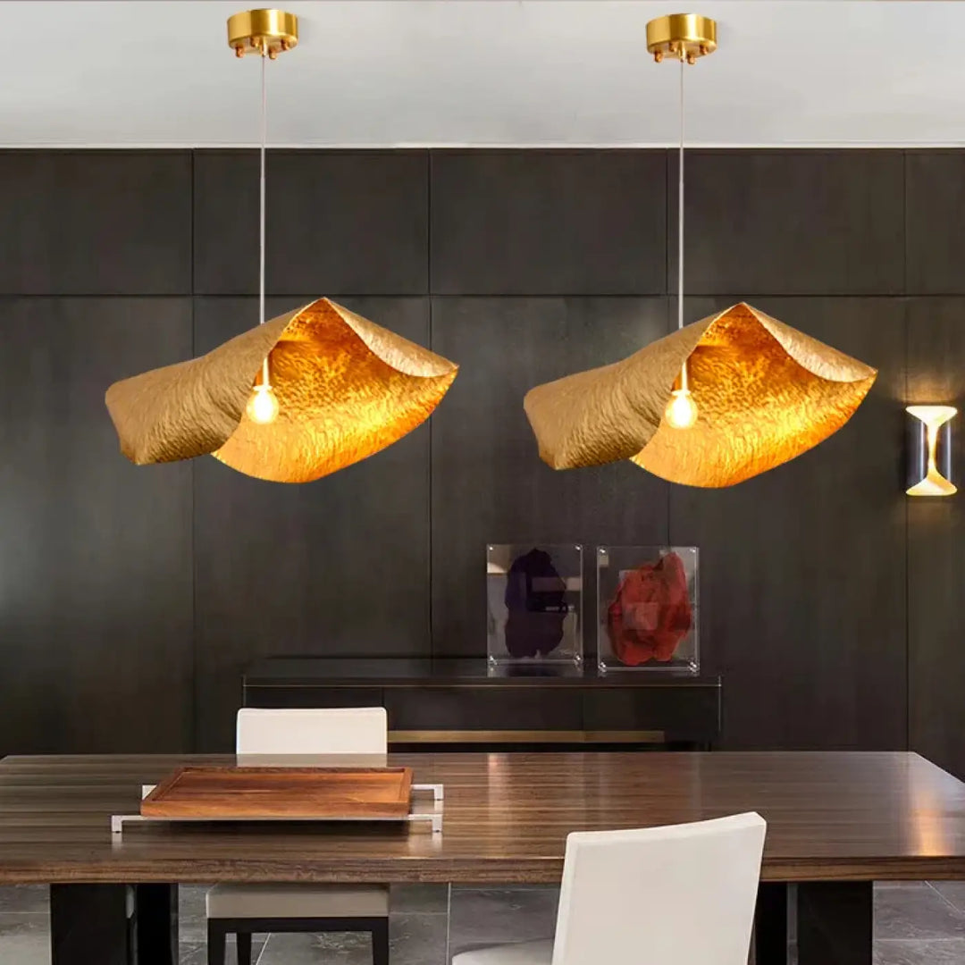 Suspension luminaire en bronze avec bords repliés raffiné