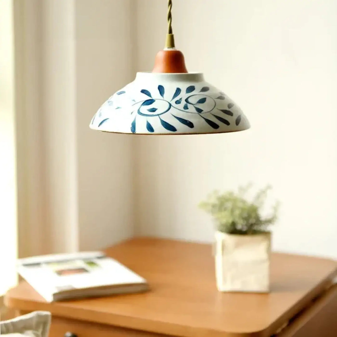 Suspension luminaire céramique blanche à motifs bleus