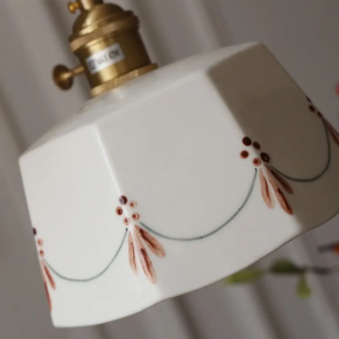 Suspension luminaire en céramique avec finition dorée élégante