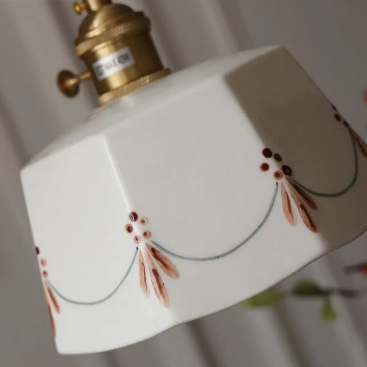 Suspension luminaire en céramique avec finition dorée élégante
