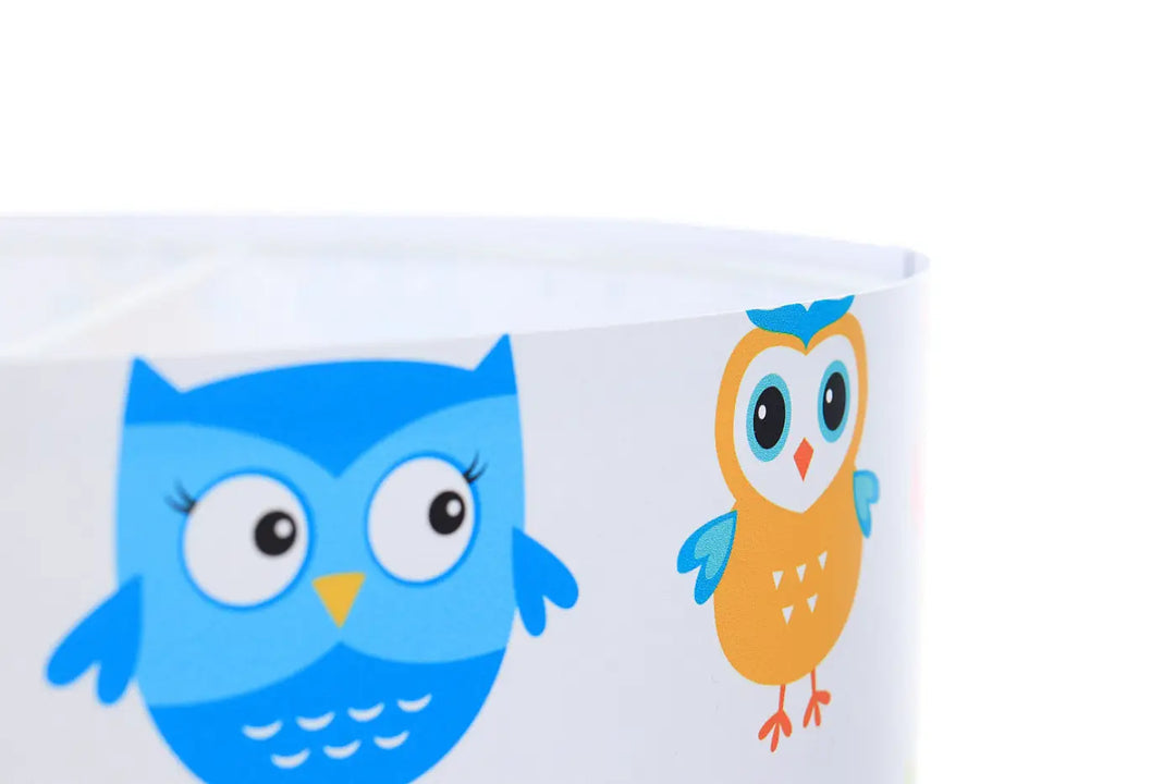 Suspension luminaire avec abat-jour blanc cylindrique décoré de deux chouettes colorées pour chambre enfant