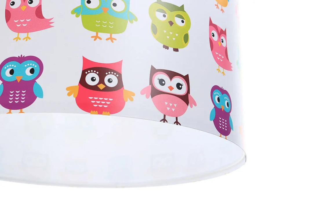 Suspension luminaire chambre enfant avec abat-jour cylindrique blanc orné de chouettes colorées pour chambre enfant