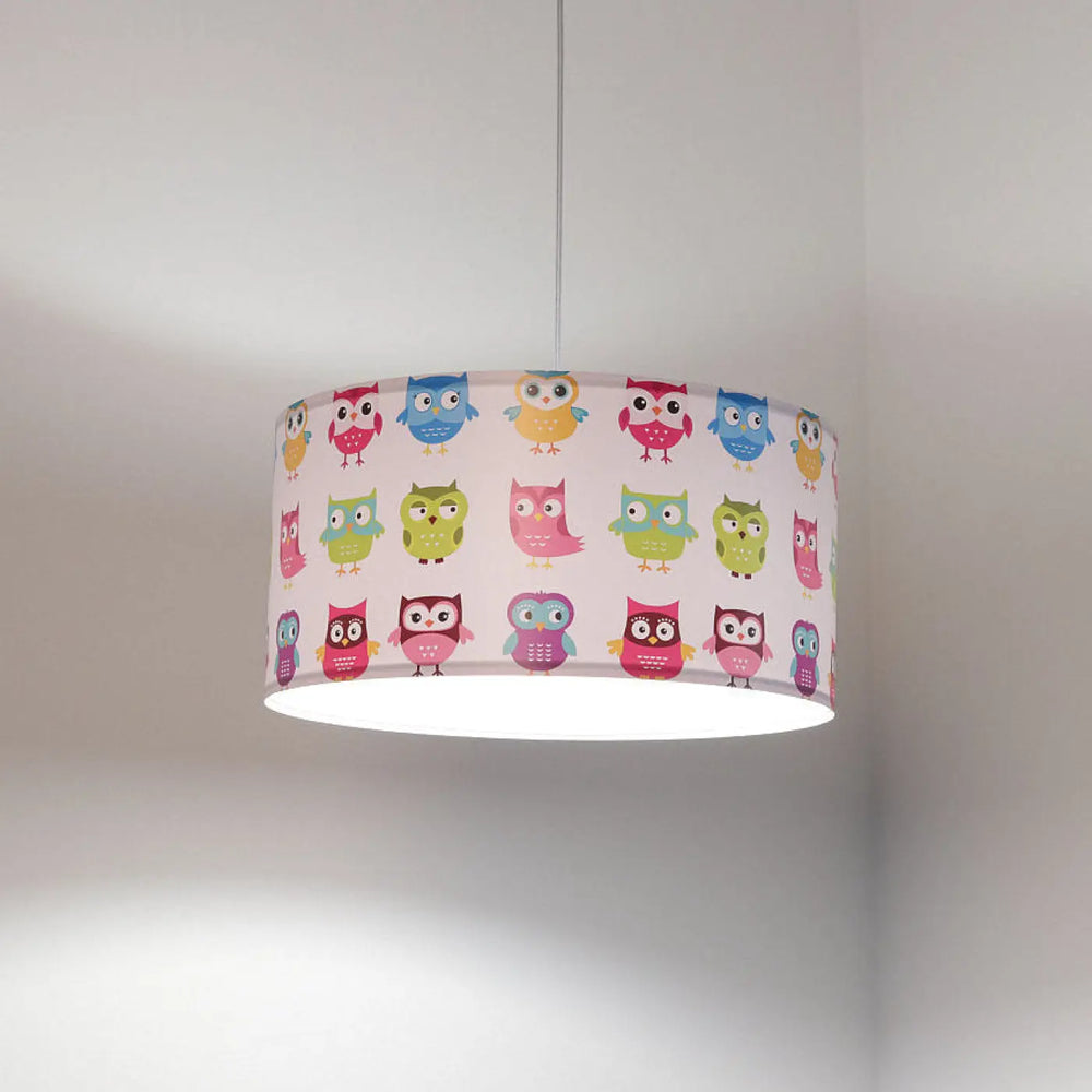 Suspension luminaire cylindrique avec abat-jour en tissu blanc motifs chouettes colorées pour chambre enfant