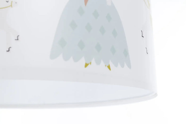 Suspension luminaire chambre avec abat-jour blanc illustré d’un hibou bleu clair à motifs losanges et pieds jaunes