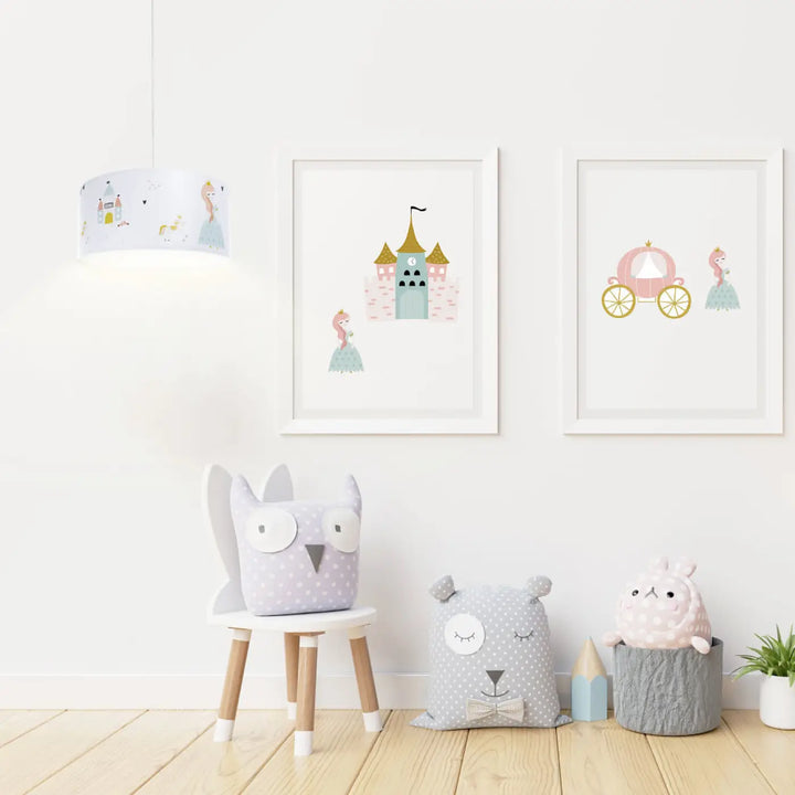 Coussin gris en forme de hibou avec pois blancs et yeux brodés sur tabouret en bois suspension luminaire chambre