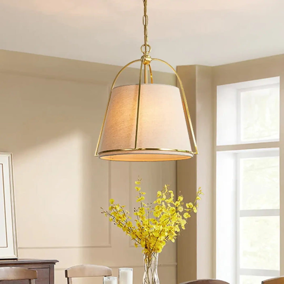 Suspension luminaire chic en tissu avec finition dorée moderne