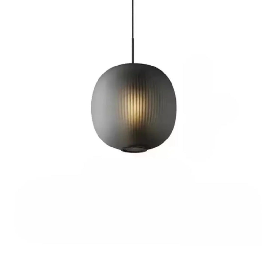 Suspension luminaire ovia sphérique gris foncé en verre nervuré avec texture verticale et lumière chaude intérieure
