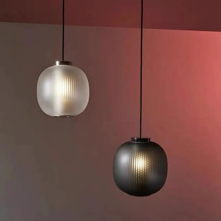 Suspension luminaire ovia avec deux globes en verre nervuré blanc translucide et gris foncé pour un style chic