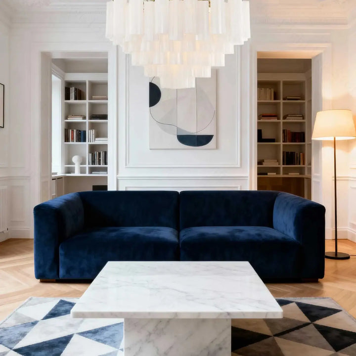 Suspension luminaire rosila avec canapé en velours bleu marine aux bras arrondis pour un luminaire chic moderne