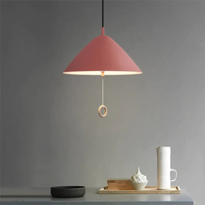 Suspension luminaire conique nouriah rose avec anneau en bois au centre pour un éclairage moderne