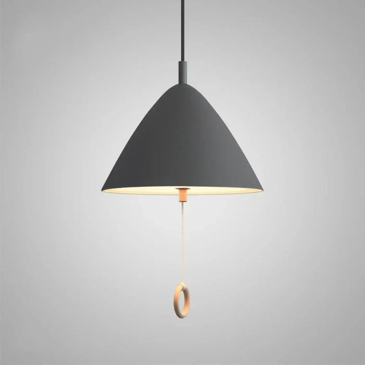 Suspension luminaire conique noire moderne avec intérieur lumineux chaud et anneau en bois modèle nouriah