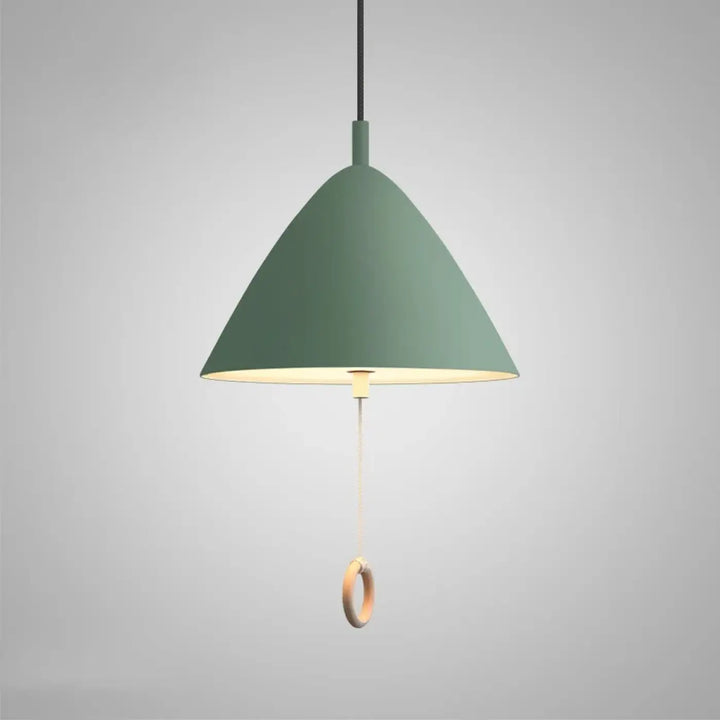 Suspension luminaire conique nouriah avec abat-jour conique vert sauge mat et anneau de tirage en bois