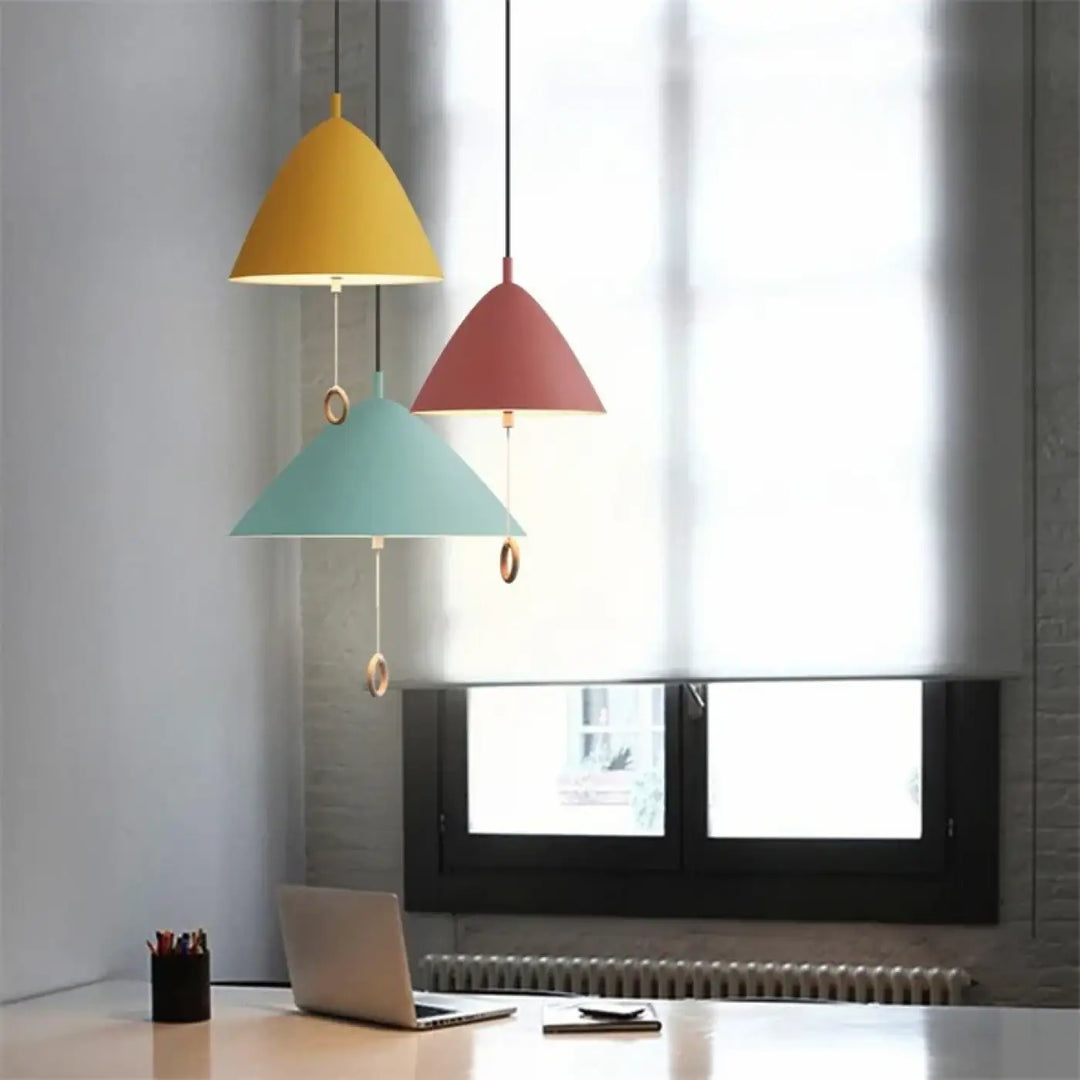 Suspension luminaire conique nouriah avec trois abat-jours colorés jaune, rose et teal et anneaux métalliques suspendus